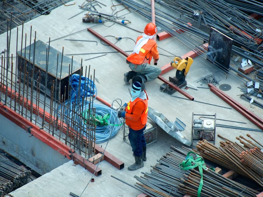 Equipe de engenharia executando obra predial em campo