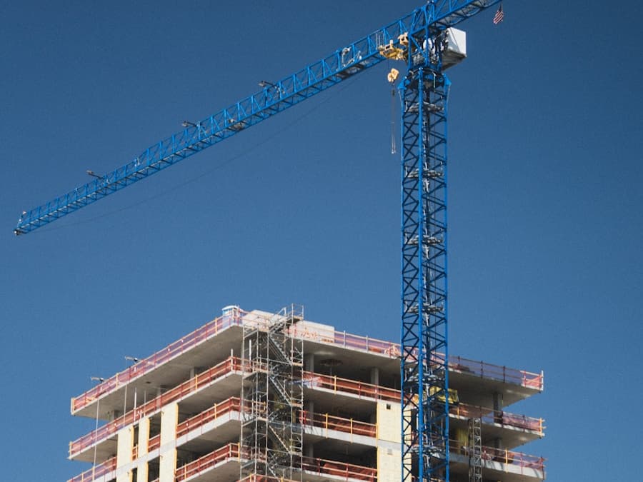 Edifício comercial em construção com guindaste em ação