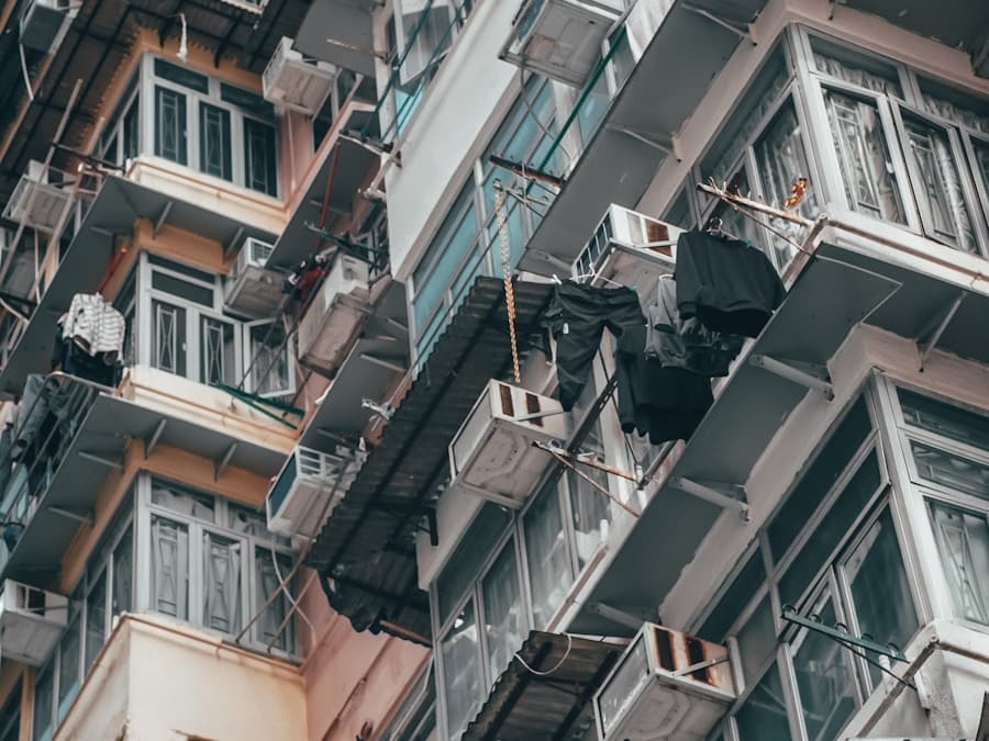 Fachada de edifício com sistemas de ar-condicionado instalados