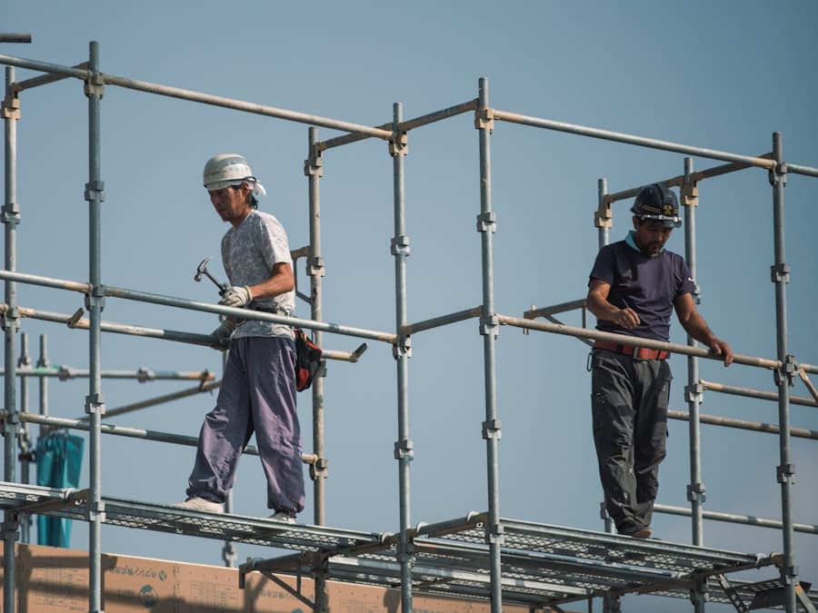 Trabalhadores em andaime durante reforma de edifício comercial